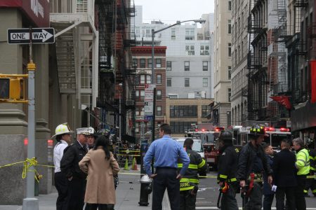 左侧大楼防火梯掉落一节砸伤两行人。