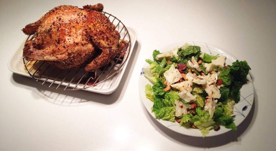 生酮饮食餐点范例:午餐,烤鸡和沙拉。(史考特医师提供)
