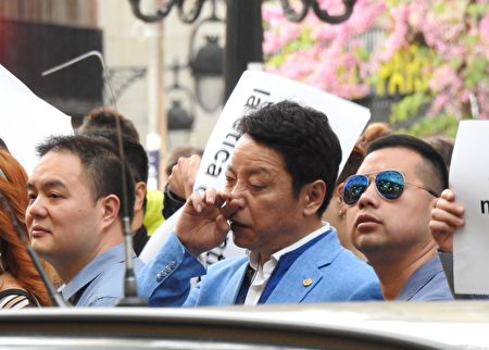 穿淺藍色上衣的男子是2017年4月巴薩羅那劇院門口抗議活動的組織者之一——加泰華人華僑聯合總會現任主席許建南。（大紀元）