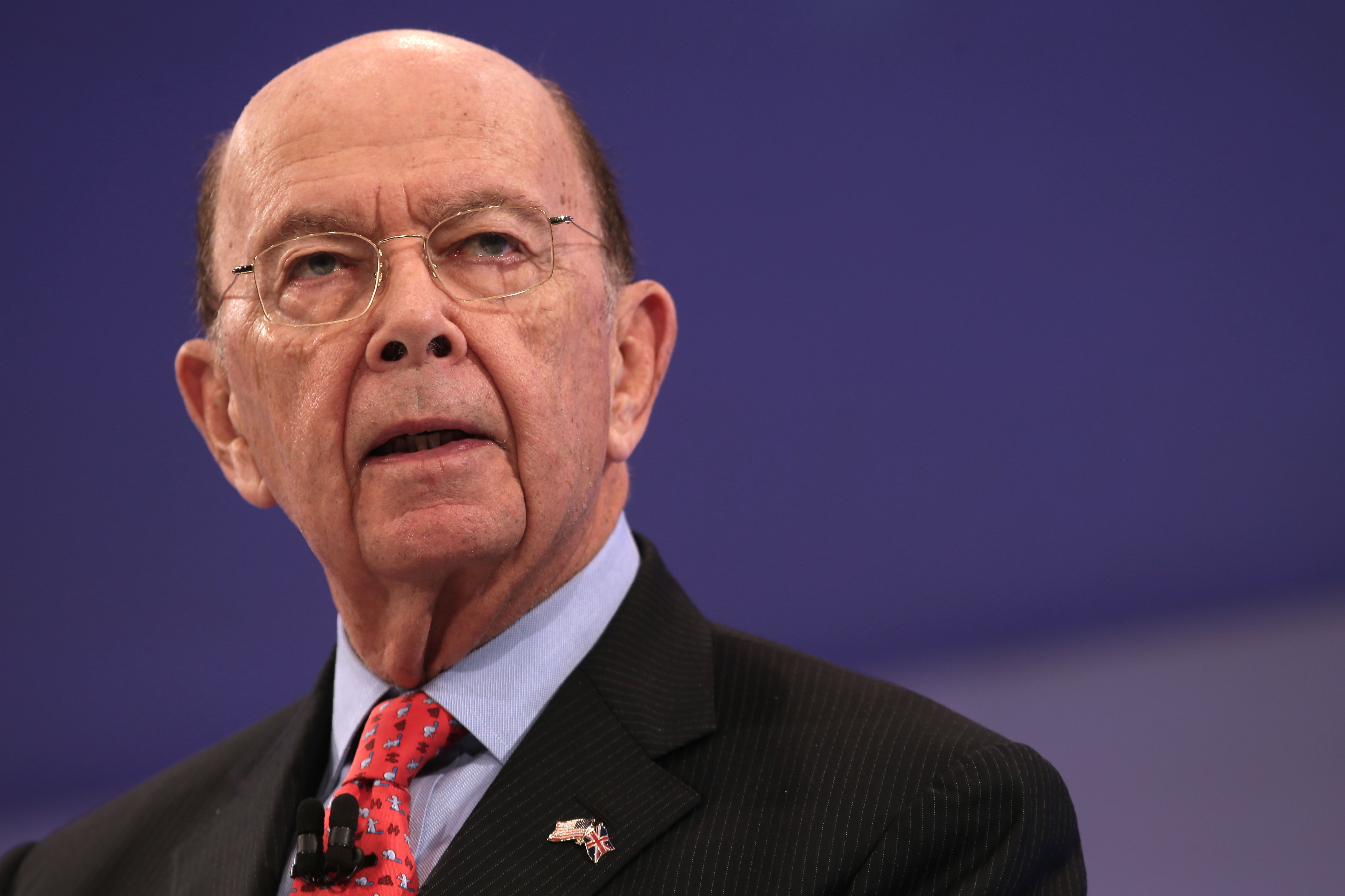 商務部部長羅斯（Wilbur Ross）於2018年1月11日，向川普遞交調查報告，川普於3月8日宣布對進口鋼鐵製品加徵25%關稅，並自3月23日開始生效。(DANIEL LEAL-OLIVAS/AFP/Getty Images)
