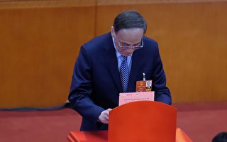 3月11日，王岐山在中共人大对宪法修正草案表决的投票现场。(WANG ZHAO/AFP/Getty Images)