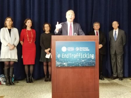 曼哈顿地区检察官万斯（Cyrus Vance）14日召开记者会，呼吁美国国会参议院通过“允许各州与受害人打击线上性交易”法案。