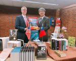 AIT六度贈書 中正大學美國文學行旅特展揭幕
