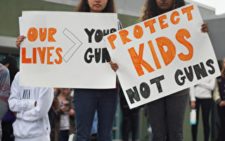 参加“走出教室”行动 圣地亚哥高中生吁控枪