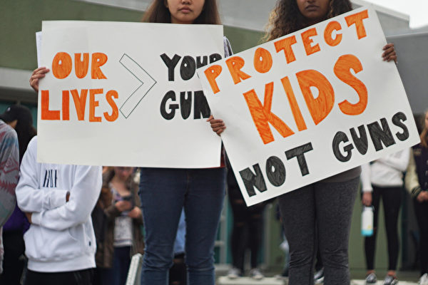 參加「走出教室」行動 聖地亞哥高中生籲控槍