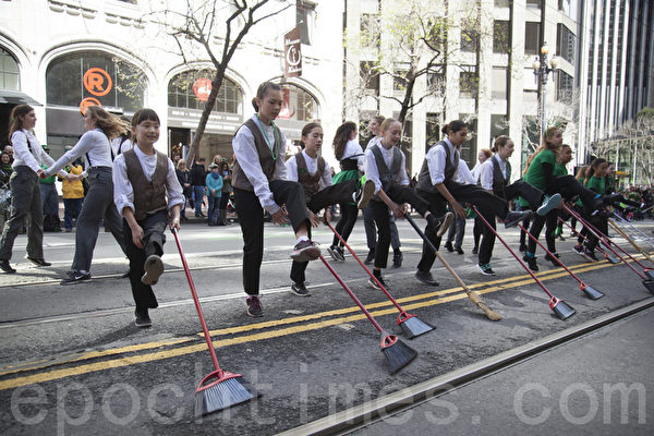 旧金山圣派翠克游行 天国乐团受欢迎