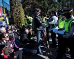 警方逮捕跨山油管抗議者