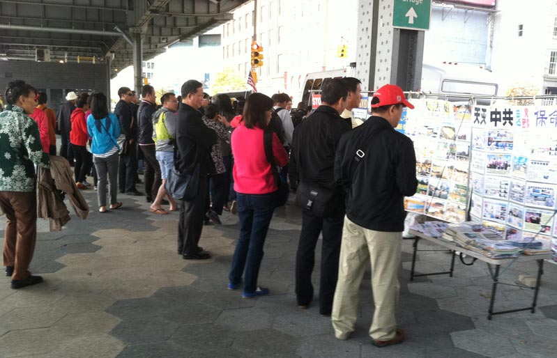 大陆游客从这里去纽约自由岛观光自由女神像。(明慧网)