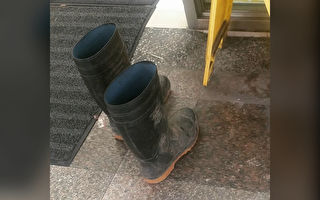 一双雨鞋脱在便利店门口 网友走进店里看见感动画面