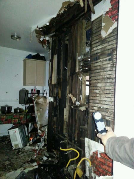 抽大麻的西語裔房客拆除煙霧器，終釀成大火而不知。圖為發生火災的房客住所，一片狼藉。