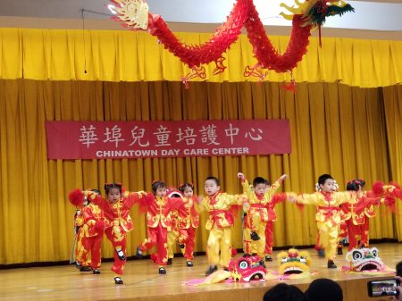 华埠儿童培护中心幼童在新年庆祝活动中，天真卖力的演出， 逗乐现场观众，赢得如雷掌声。