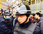 湖北城管拆违建 手持铁棍暴力殴打当事人