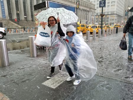7日奎恩风暴侵袭纽约 街上民众雨衣雨伞备战，笑迎风雪。