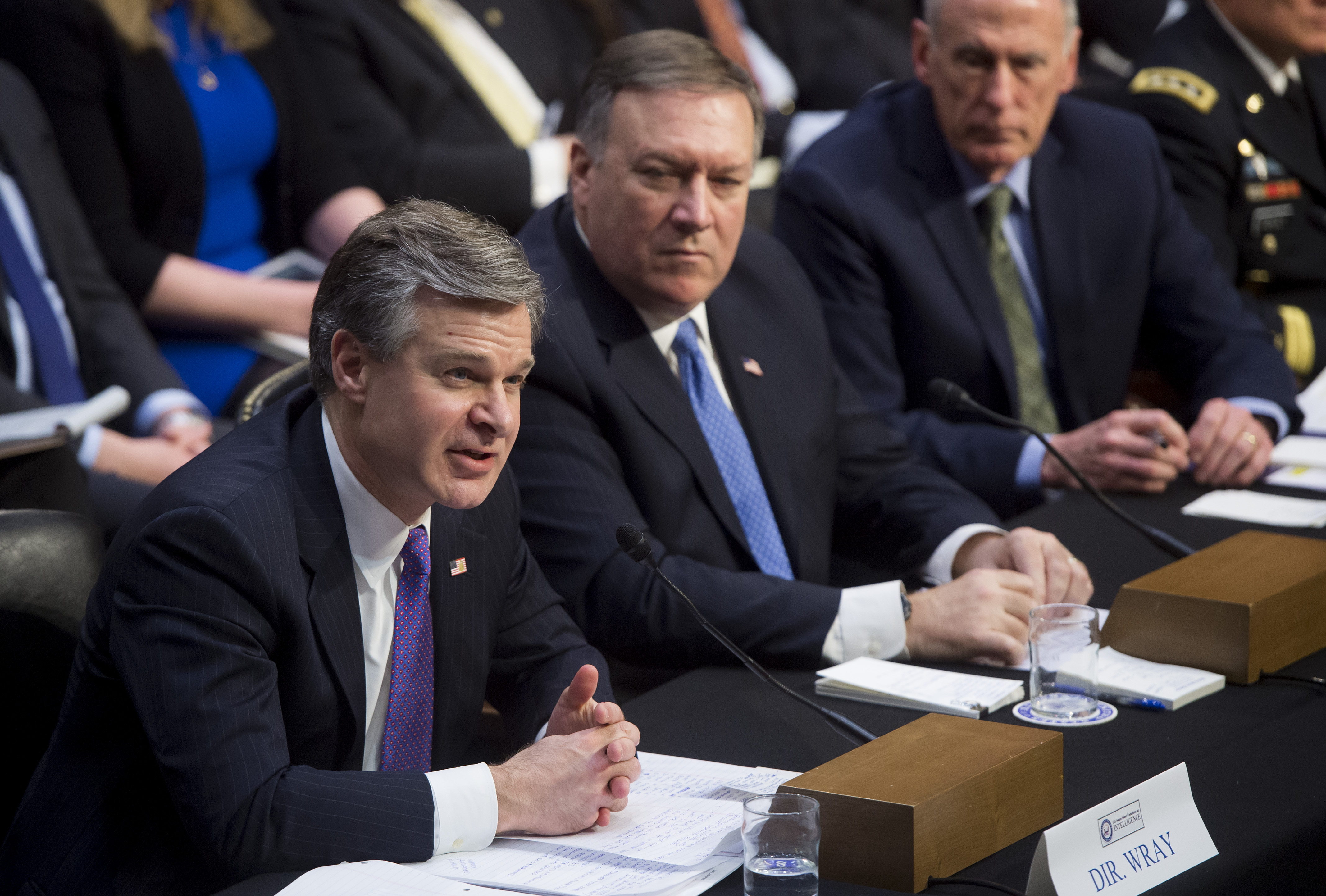 FBI局長雷(Christopher Wray)在2月的一次參議院聽證會上說,美國大學對於中共「非傳統情報蒐集員」的認知太天真,特別是在學界。圖左一為雷。 (SAUL LOEB/AFP/Getty Images)