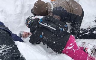 男子雪崩被埋 救援者徒手挖雪救人