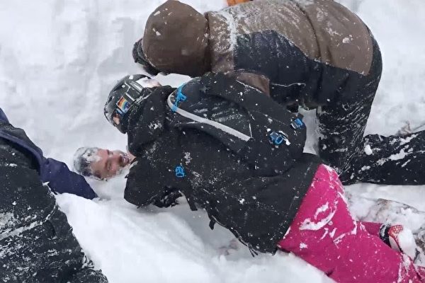 男子雪崩被埋 救援者徒手挖雪救人