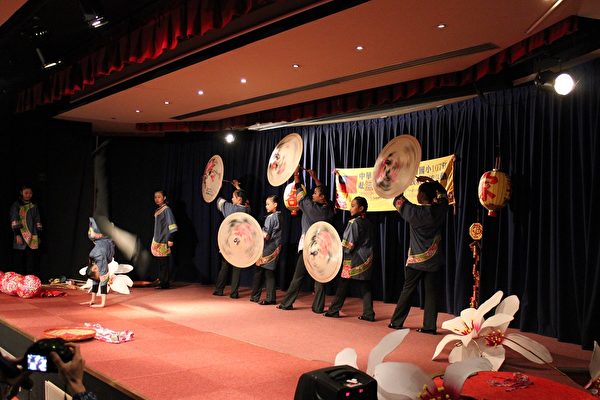 內埔國小學生進行客家歌謠舞蹈表演（駐法國台北代表處提供）