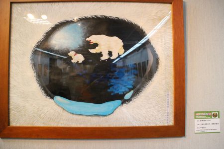  大同國小彭懷恩同學的三隻北極熊系列《媽媽的眼淚》作品榮獲嘉義市106學年度學生美術比賽平面設計類中年級組第一名。