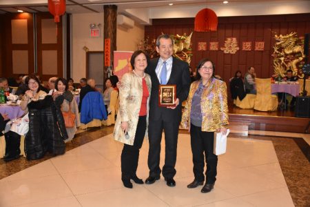 史坦顿岛华人协会上周六举办2018年春宴，活动上，该会向林日福先生颁发了杰出服务奖。