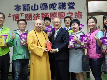 雲林家扶主委陳燦勳（右三）代表家扶，接受信願法師捐贈的15萬元助學金。