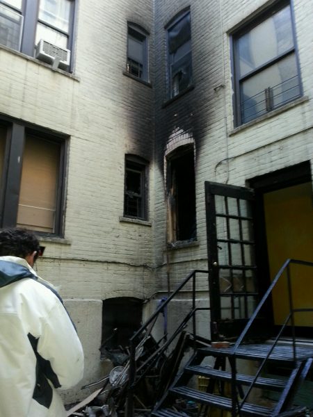 抽大麻的西語裔房客拆除煙霧器，終釀成火災而不知，致火勢蔓延。圖為被燒的公寓外牆。