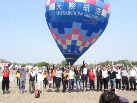 来宾们在热气球前欢呼，欢迎全国民众来林内赏蝶！