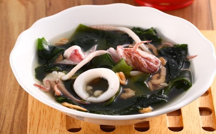 墨魚紫菜蝦米湯是眾人喜愛的廚房之寶。( 幸福文化出版提供)