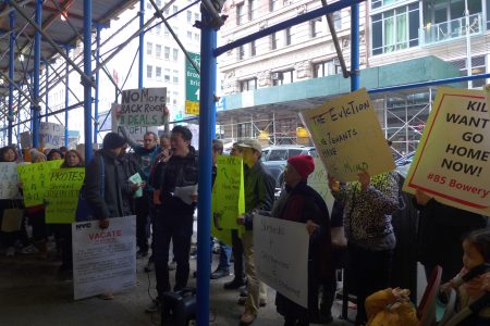 租户们28日在百老汇大道楼宇局大楼前集会抗议。