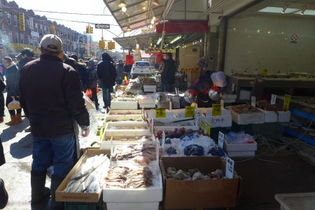 布碌崙八大道华人社区的海鲜档很多。