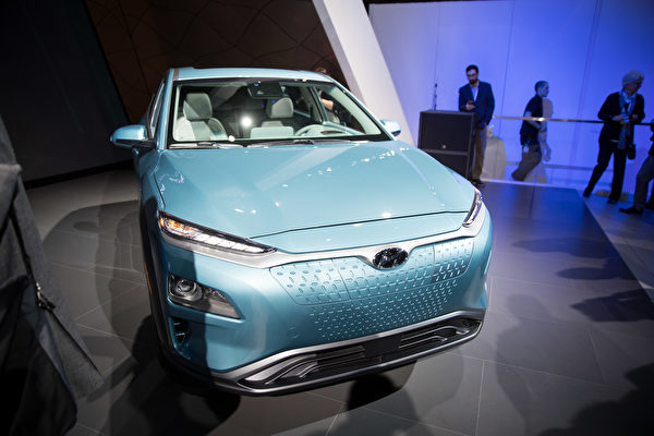 现代另一款新推出的小型SUV电动车Kona，除了亮眼的外表，充满电可行驶250英里，而且通过强力充电器只需54分钟就可完成充电。（戴兵/大纪元）