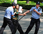 中共“维稳费”递增 被揭促生黑色产业链