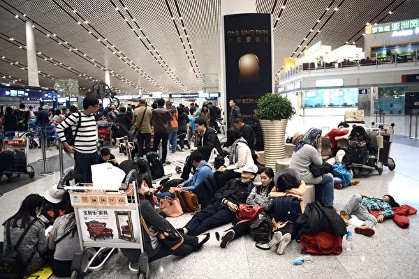 成都機場遭雷暴襲擊 航班延誤8000人滯留