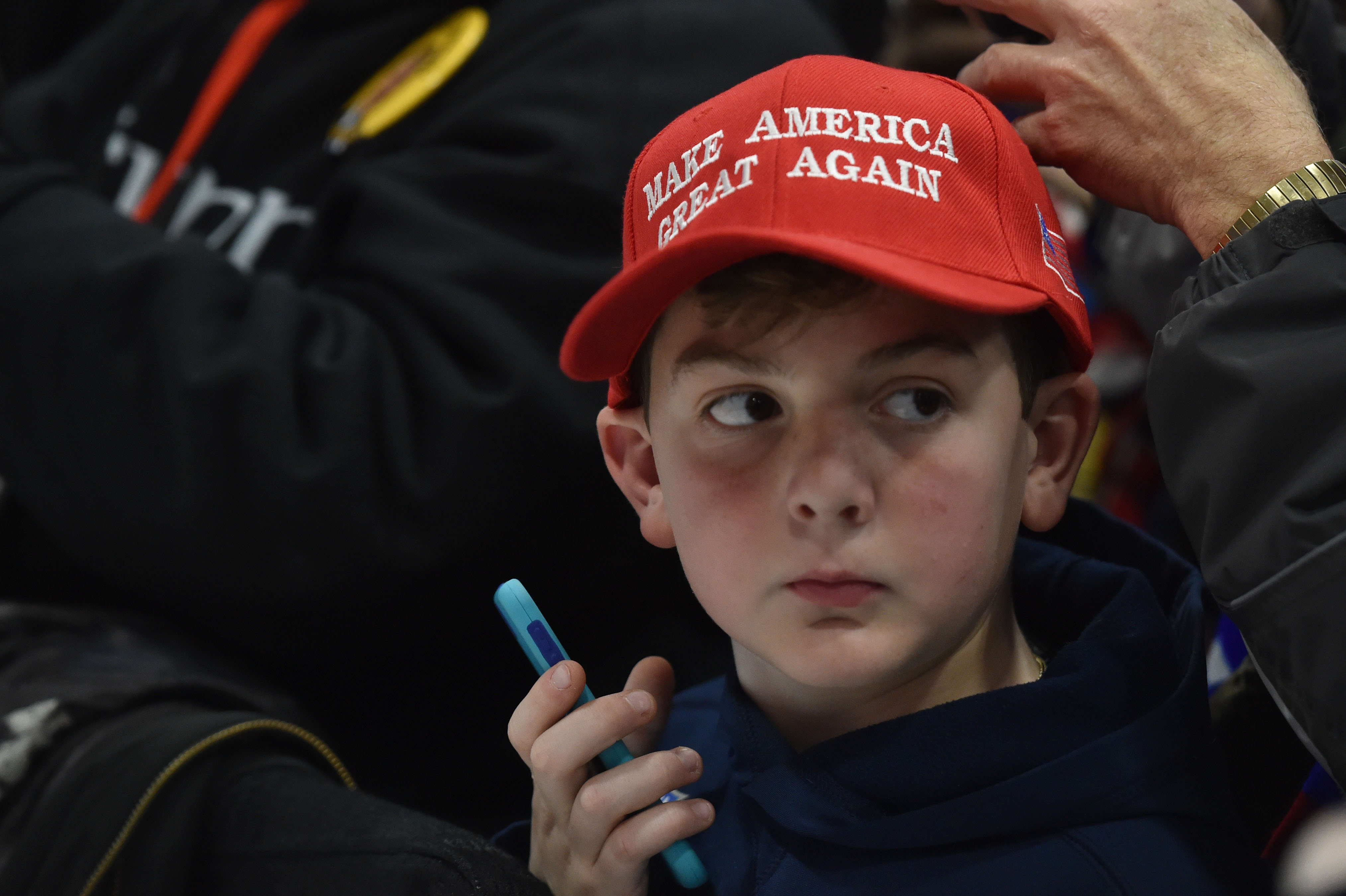 川普上任第一年其2016年競選口號在支持者之間仍然走紅。(NICHOLAS KAMM/AFP/Getty Images)
