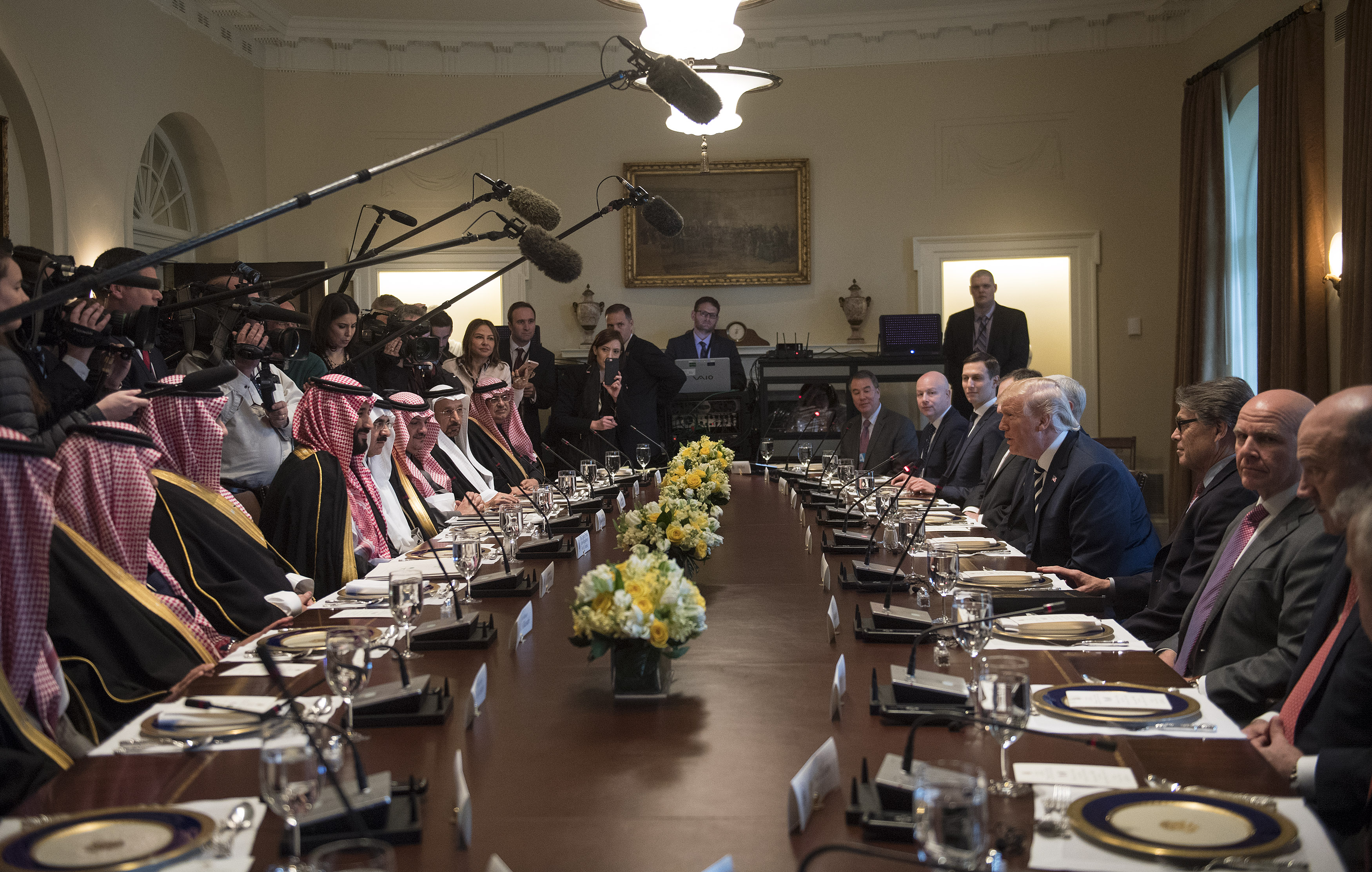 川普及美国官员和穆罕默德一行一起共进工作餐。(Kevin Dietsch-Pool/Getty Images)