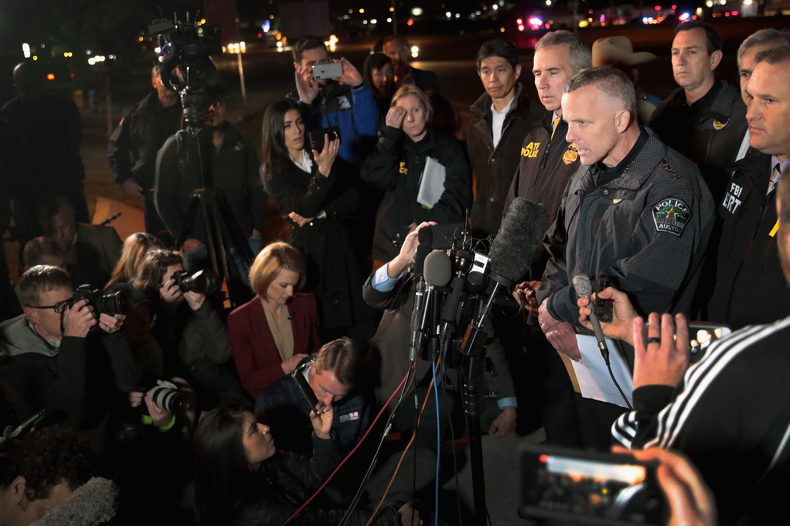 图为奥斯汀警长曼利（Brian Manley）向记者发表讲话。(Scott Olson/Getty Images)