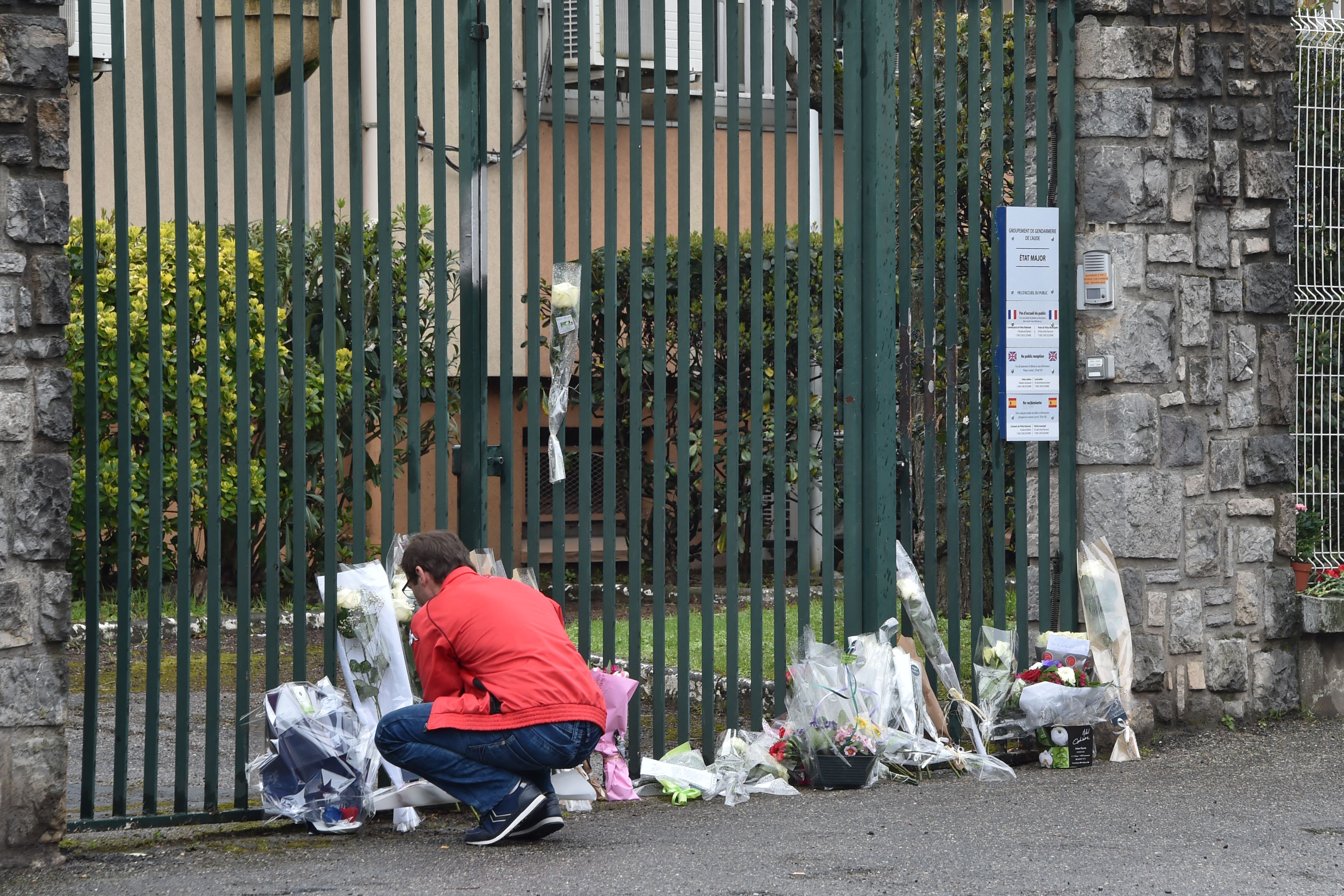 民众也纷纷到警署门前献花，表达对贝尔特拉姆的敬意。 (read PASCAL PAVANI/AFP/Getty Images)