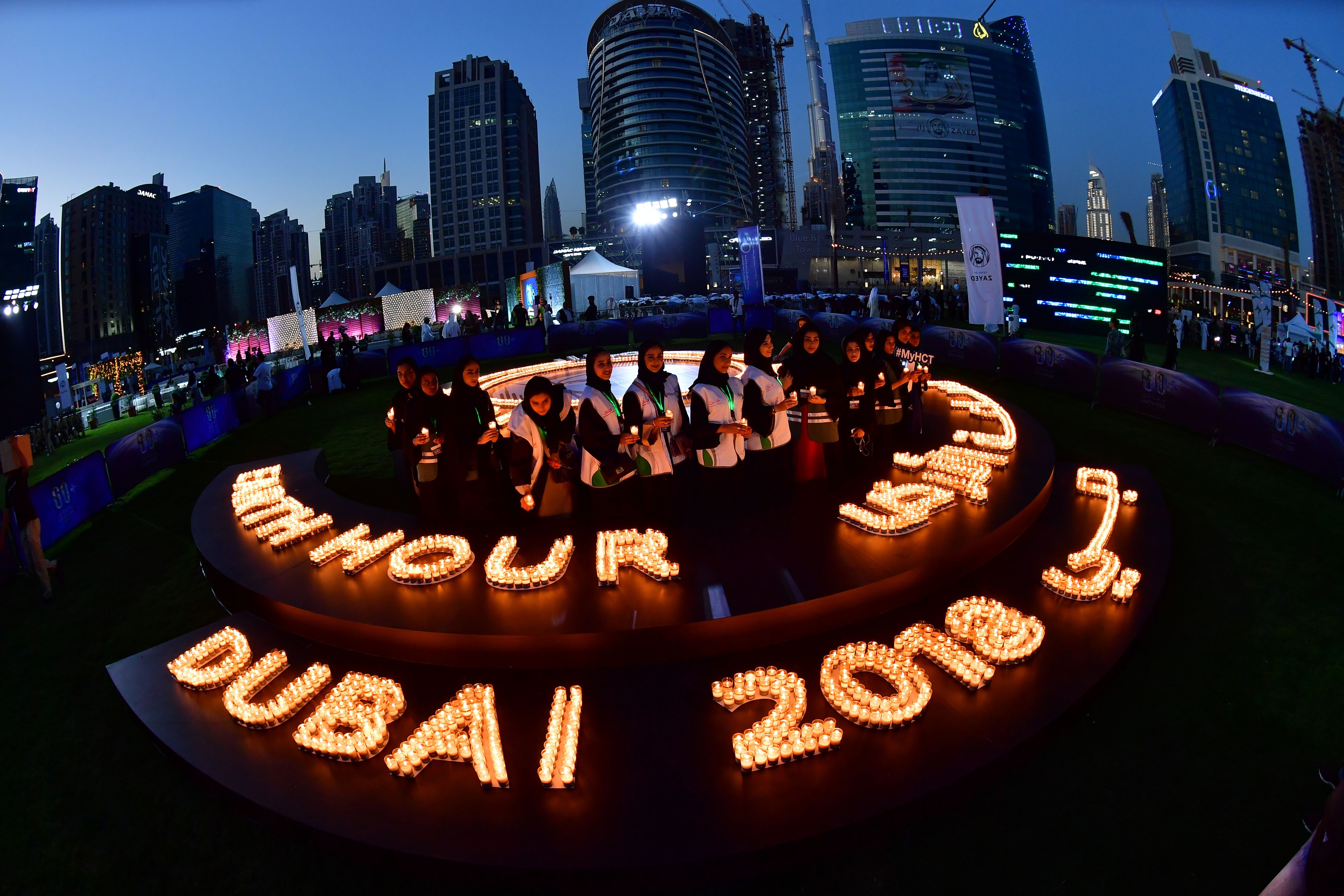 3月24日在迪拜，人們在熄燈後點亮蠟燭。(GIUSEPPE CACACE/AFP/Getty Images)
