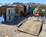3孩子住窩棚4年 父母被捕