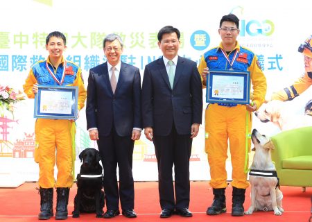 副總統陳建仁(左2)12日頒發2組搜救隊員榮譽獎章。