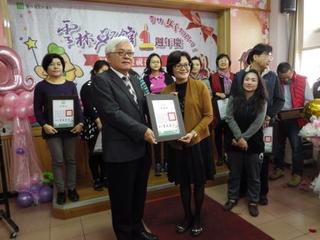 縣長李進勇（左）頒感謝狀給女性團體代表。