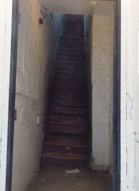 包厘街85号原来的主楼梯已经倾斜。