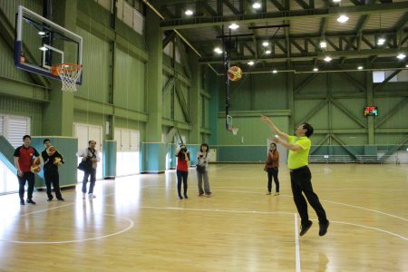 嘉义市长涂醒哲用心体验篮球。