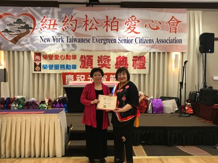 王玉英向林雅玲颁发“志工老师奖”。