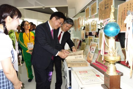 市长林佳龙参观国小百年文物展。