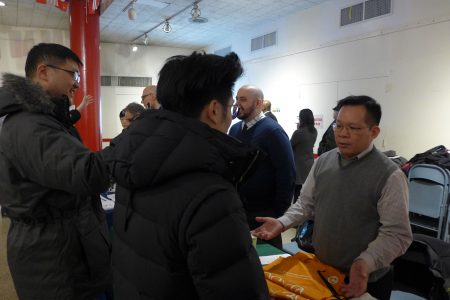 市清洁局社区项目联络官陈景儒14日在中华公所礼堂，解答民众问题。