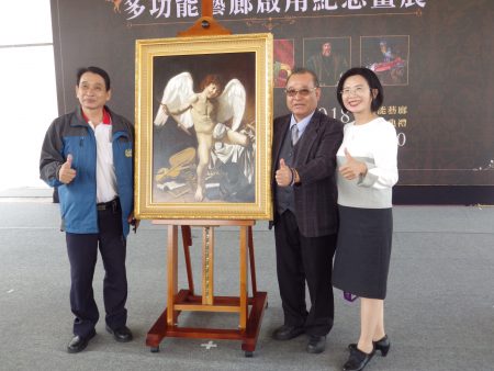 茑松国中家长会长童郁茹（右）与高雄港都艺术交流协会创会长陈皆宏（左）及理事长陈伯宇。