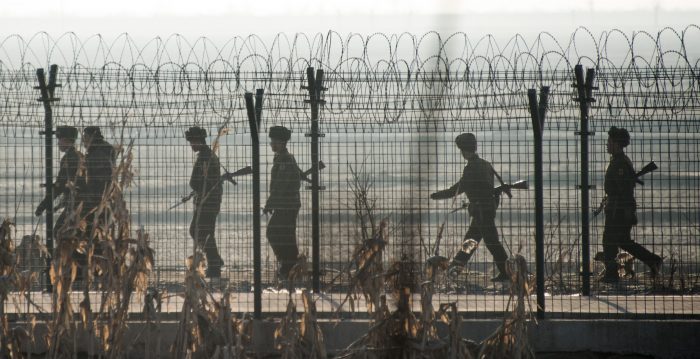 美军冒死救战友vs中共单兵自毁装置