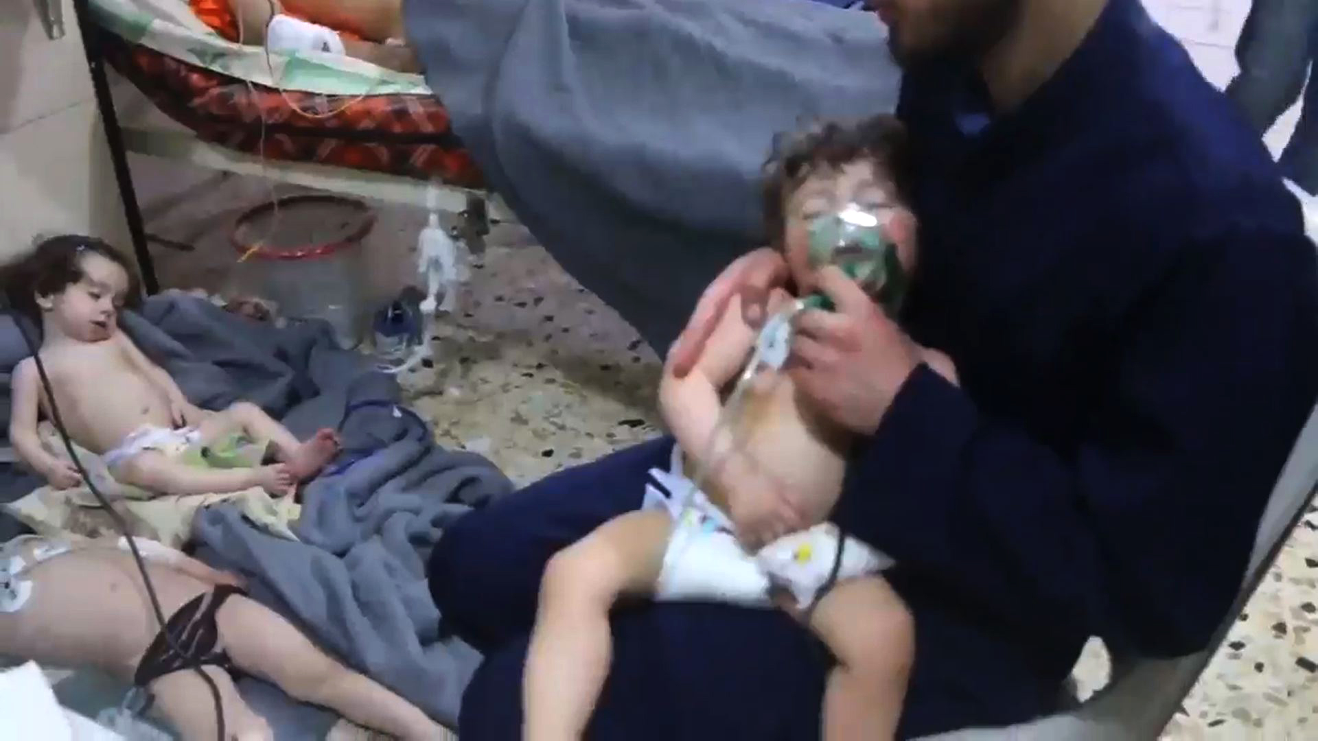 敘利亞4月7日再次傳出化學攻擊,造成大量兒童傷亡。( AFP PHOTO AND SYRIA CIVIL DEFENCE / HO )