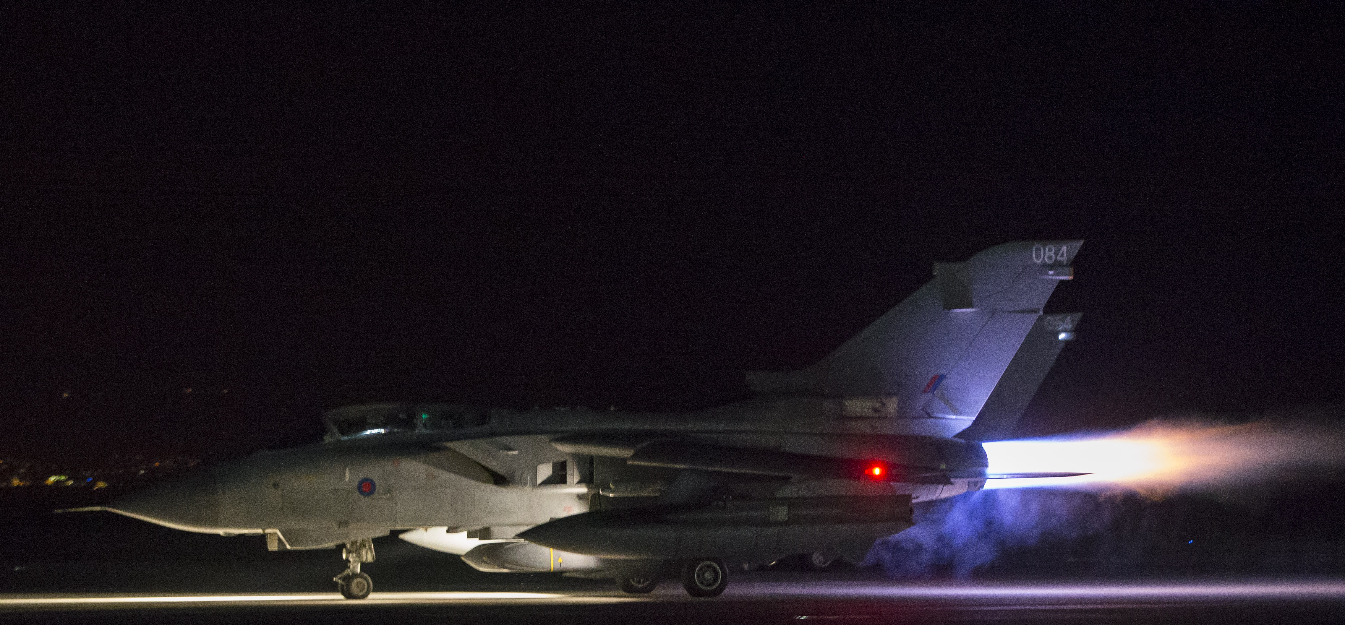 圖為英國皇家空軍龍捲風噴氣機起飛,執行對敘利亞空襲任務。(AFP PHOTO/MOD/L MATTHEWS)