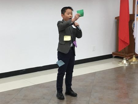 美東中文學校會第六區14日在紐約華僑文教服務中心舉辦正體漢字文化節-國語演講比賽, 圖為中年級組第一名學生鄭子聰參賽情形。